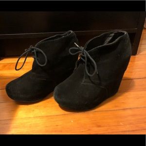 Steven madden size 7-ladies lace up suede wedge